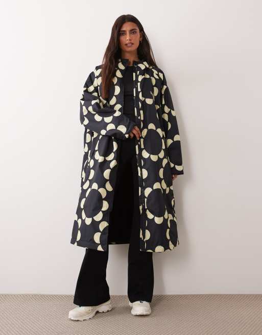 Regatta Waterproof hooded changing robe in daisy hoop black, 2 of 4