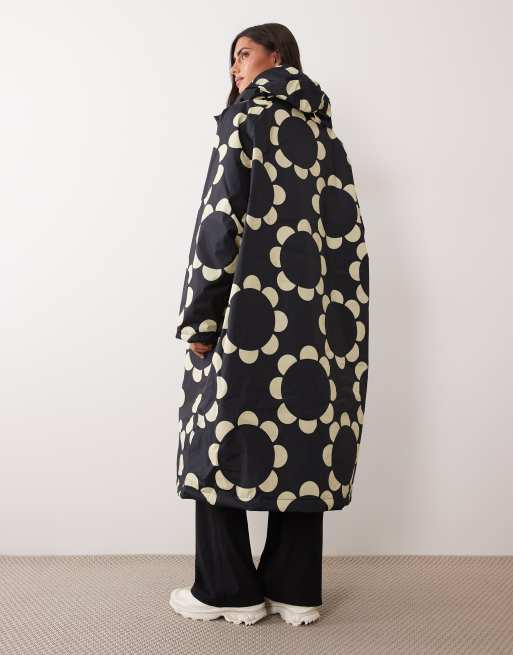 Regatta Waterproof hooded changing robe in daisy hoop black, 4 of 4