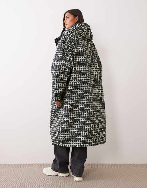 Regatta Waterproof hooded changing robe in eclipse navy, 2 of 4