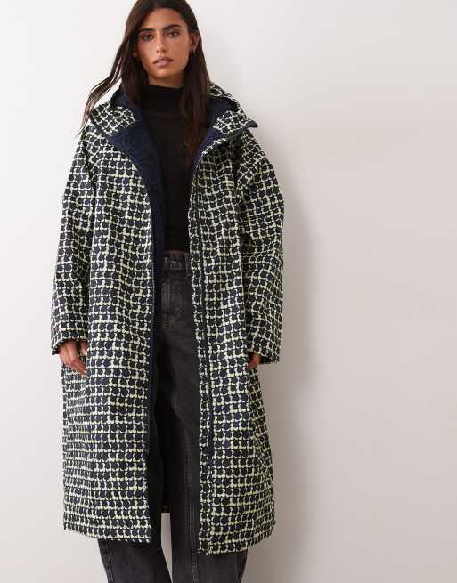 Regatta Waterproof hooded changing robe in eclipse navy, 4 of 4