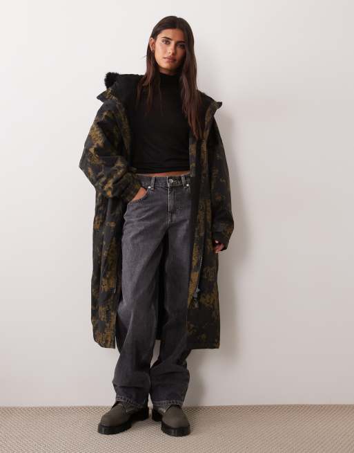 Regatta Waterproof hooded pro changing robe in bark green distressed textured, 2 of 4