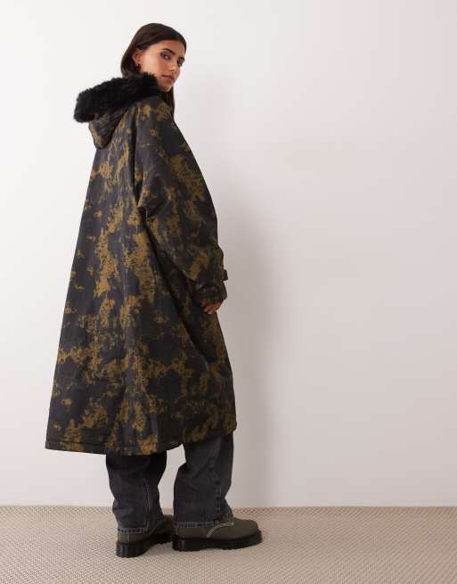 Regatta Waterproof hooded pro changing robe in bark green distressed textured, 4 of 4