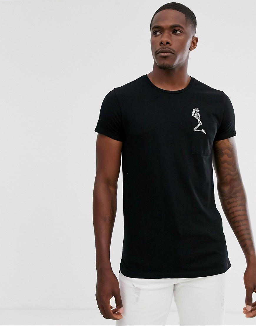 Religion – Svart t-shirt med dödskalle på fickan
