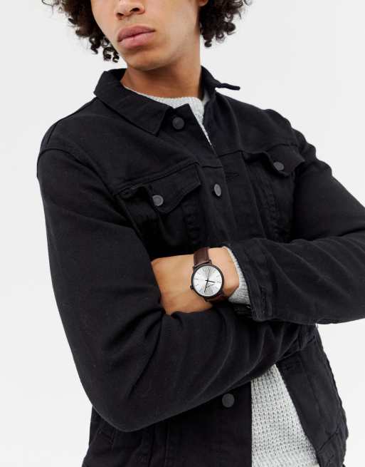 Reloj clásico con esfera negro mate y correa marrón de cuero sintético de ASOS DESIGN, 3 de 4