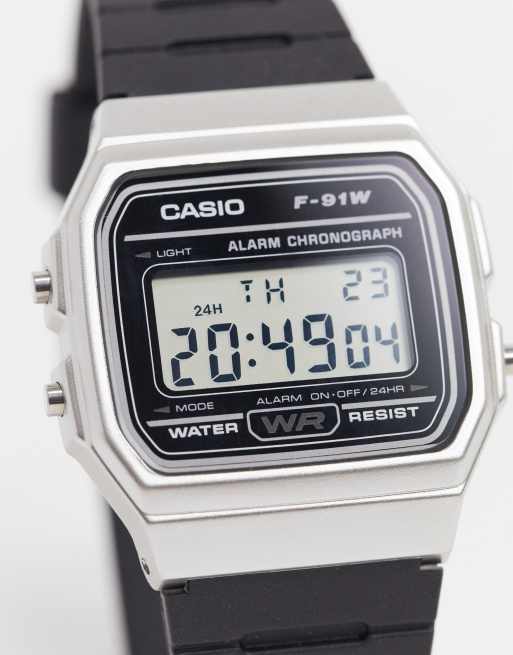 Reloj digital negro y plateado con correa de silicona F91WM-7A de Casio, 3 de 4