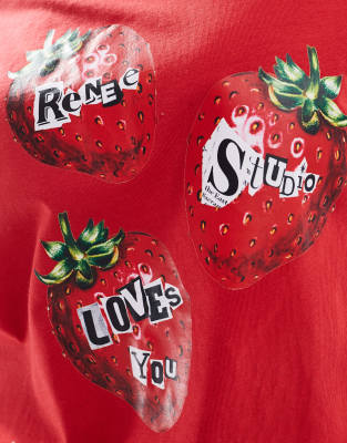 RENEE STUDIO PLUS EXCLUSIVE T-SHIRT WITH STRAWBERRY LOGO GRAPHIC 