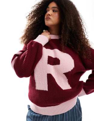 Renee Studio - Exklusiver gerippter College-Pullover in Rosa und Burgunderrot gestreift mit „R"-Logomotiv