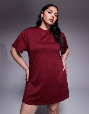 Renée Studio - Kurzes T-Shirt-Kleid in Burgunderrot mit durchgehender Hotfix-Verzierung