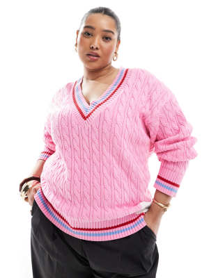 Renee Studio - Plus - Exclusives - Gebreide kabeltrui met V-hals en geborduurd logo in roze - view 1
