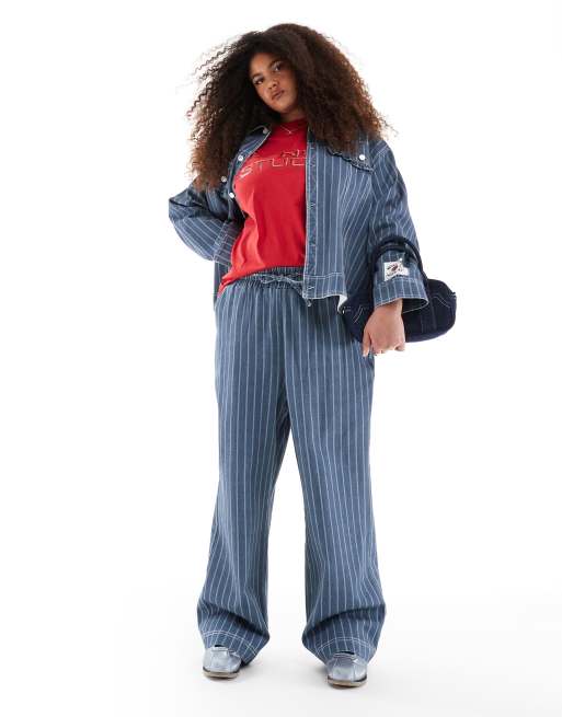 Renee Studio - Plus - Exclusives - Gestreepte broek met wijde pijpen, trekkoord in de taille en ruches aan de zakken in blauw, deel van co-ord set  