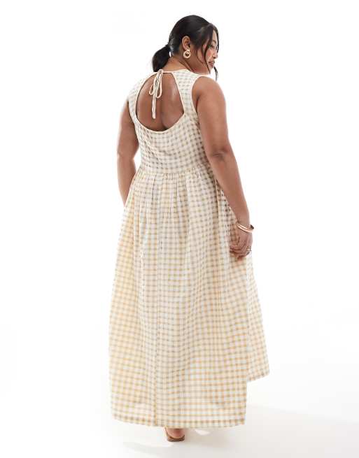 Renee Studio - Plus - Exclusives - Mouwloze aangerimpelde maxi jurk met striksluiting en open achterkant in beige ginghamruit  , 3 van 4