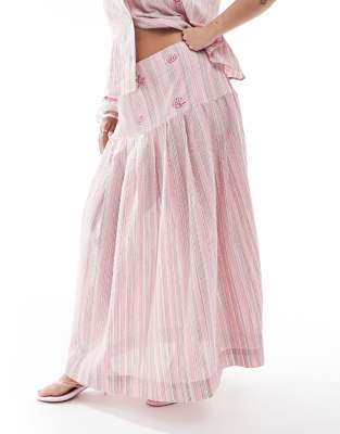 Plus - Exclusivité - Jupe mi-longue d'ensemble plissée à rayures et strass thermocollés avec naud sur le côté - Rose 44