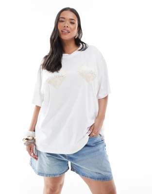 Renee Studio Plus - Exklusiv - T-Shirt in Weiß mit perlmuttfarbenem Muschelmuster und Herz-Detail