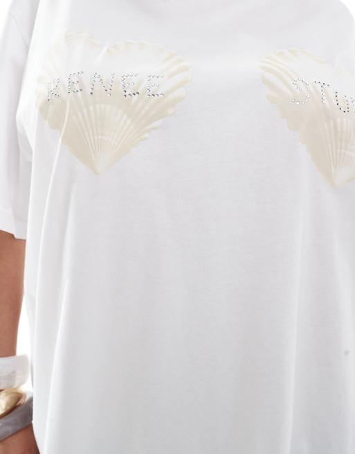 Renee Studio Plus – Exklusiv – T-Shirt in Weiß mit perlmuttfarbenem Muschelmuster und Herz-Detail  , 2 von 4