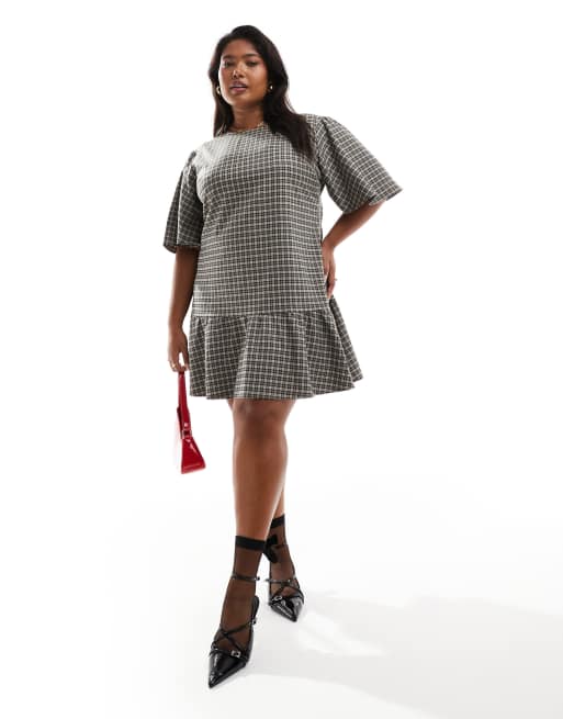  Renee Studio Plus x Holly Wynne Exclusive – Brązowa sukienka mini z bufkami i obniżonym dołem w kratkę  