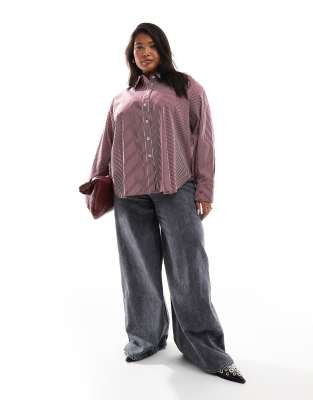 Renee Studio Plus x Holly Wynne - Exklusive Longline-Hemdbluse in gestreiftem Burgunderrot mit Oversize-Schnitt