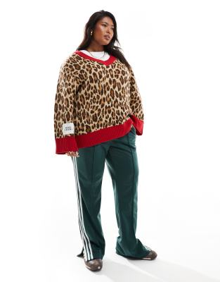 Renee Studio Plus x Holly Wynne - Exklusiver Longline-Pullover mit Leopardenmuster, V-Ausschnitt und kontrastierenden Ka...