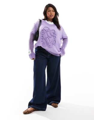 Renee Studio Plus x Holly Wynne - Exklusiver Pullover in Lila mit Logo-Applikation, V-Ausschnitt und weiten Ärmeln