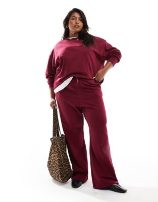 Renee Studio Plus x Holly Wynne - Exklusives Oversize-Sweatshirt in Burgunderrot mit „555"-Engels-Rückenprint, Kombiteil