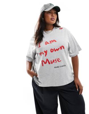 Renee Studio Plus x Holly Wynne - Exklusives T-Shirt in Grau mit „I am my own Muse"-Schriftzug