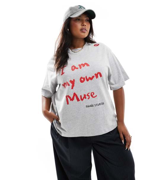 Renée Studio Plus x Holly Wynne - Grå T-shirt med "I Am My Own Muse"-sloganprint - Kun hos ASOS - view 1