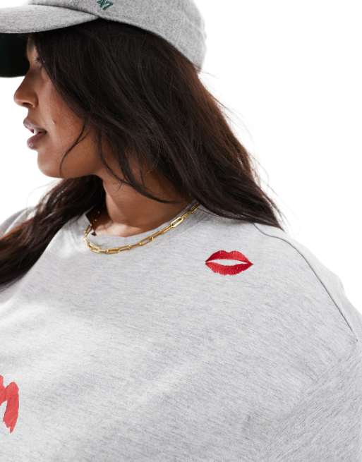  Renée Studio Plus x Holly Wynne - Grå T-shirt med "I Am My Own Muse"-sloganprint - Kun hos ASOS  , 2 af 5