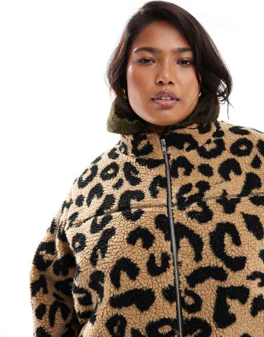 Renée Studio Plus x Holly Wynne - Jakke i imiteret lammeskind med leopardprint samt lynlås - Kun hos ASOS  , 2 af 5