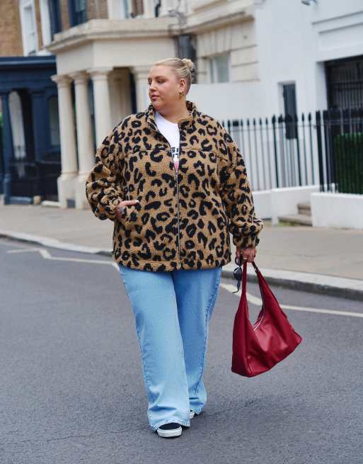  Renée Studio Plus x Holly Wynne - Jakke i imiteret lammeskind med leopardprint samt lynlås - Kun hos ASOS  , 4 af 5