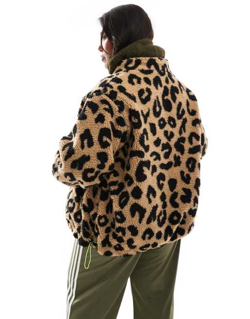  Renée Studio Plus x Holly Wynne - Jakke i imiteret lammeskind med leopardprint samt lynlås - Kun hos ASOS  , 5 af 5