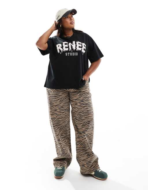  Renée Studio Plus x Holly Wynne - Sort og oversized T-shirt med broderet logo i pufstil - Kun hos ASOS  , 2 af 5