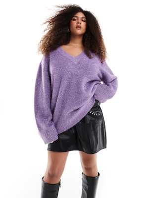 Renee Studio Plus x Michelle Nayla - Exklusiver Pullover aus lila Lamettagarn mit V-Ausschnitt und weiten Ärmeln