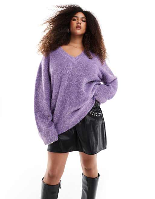  Renee Studio Plus x Michelle Nayla – Exklusiver Pullover aus lila Lamettagarn mit V-Ausschnitt und weiten Ärmeln  