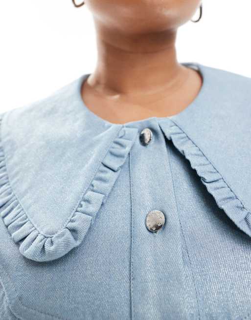  Renee Studio Plus x Michelle Nayla – Exklusives Mini-Jeanskleid in Metallic-Hellblau mit übergroßem Rüschen-Kragendetail  , 2 von 4