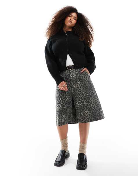 Renee Studio – Plusstorlek – Exklusivt – Leopardmönstrade jeansshorts i lång modell med tvättad finish - view 1