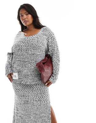 Renee Studio x Holly Wynne - Exklusiver langer Strickpullover in meliertem Grau mit asymmetrischem Ausschnitt, Kombiteil