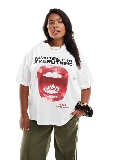 Renee Studio x Holly Wynne - Plus - Exclusives - T-shirt met 'Mindset is everything' en print van mond in wit - view 1