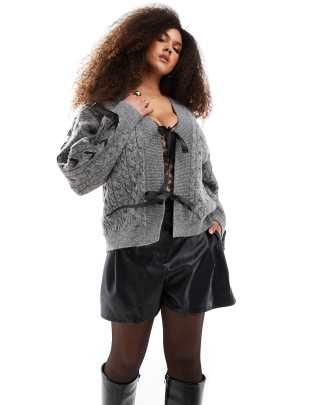 Renee Studio x Michelle Nayla - Plus - Exclusives - Gebreid vest met kabels en gestrikt lintdetail in grijs - view 1