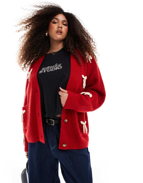 Renee Studio x Michelle Nayla – Plusstorlek – Röd, fluffig, stickad kofta med rosettdetalj och ficka, exklusivt hos ASOS - view 1