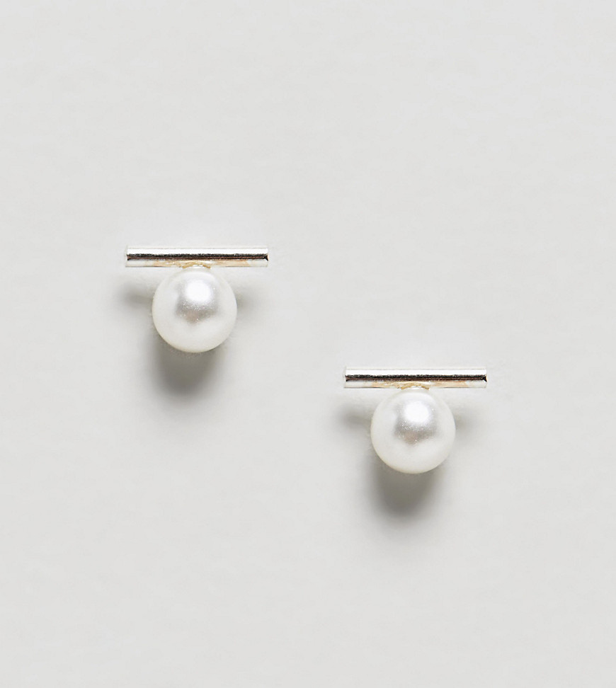 Ørestikker med sølv perle-detalje fra Kingsley Ryan