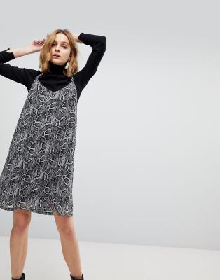 Resume – Anna – Ormskinnsmönstrad klänning med smala axelband-Svart Svart