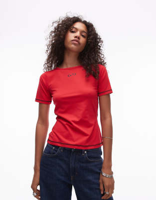 Resume fitted 90s tee in red with black front logo