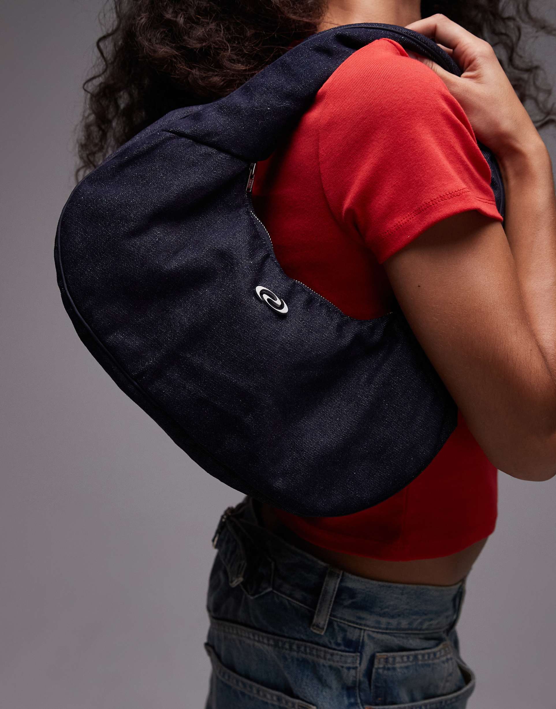 resume shoulder bag with logo in indigo blue