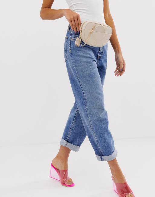 Riñonera color crema con bolsillo delantero detalle de cadena de Glamorous | ASOS