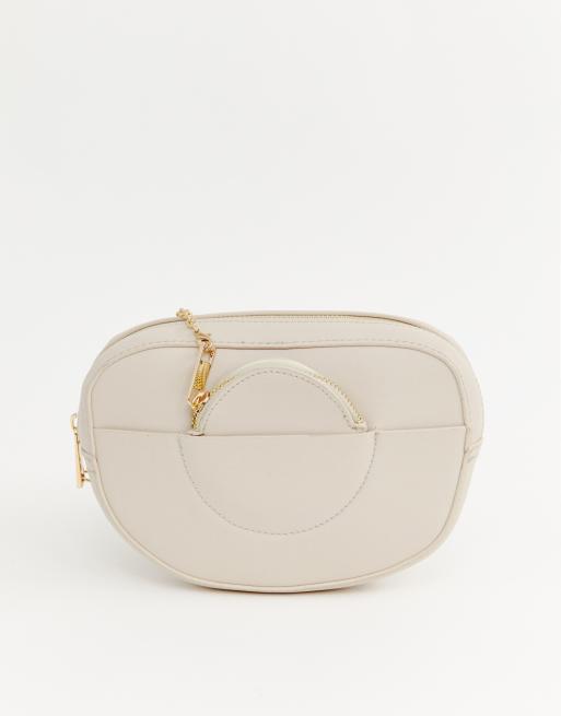 Riñonera color crema con bolsillo delantero detalle de cadena de Glamorous | ASOS