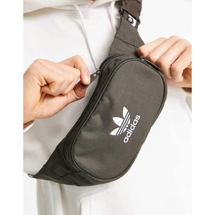 Riñonera color oliva oscuro con logo en la correa adicolor de