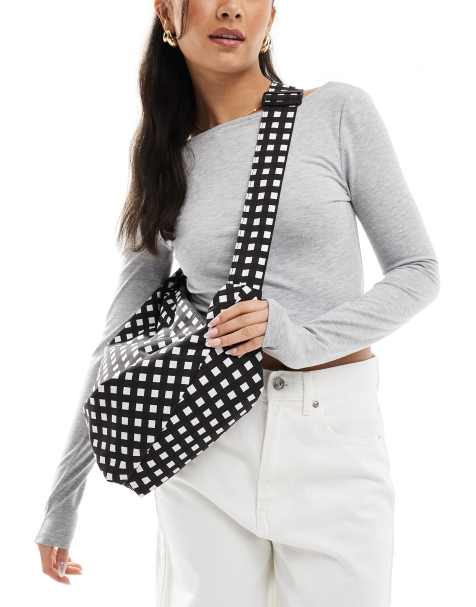Riñonera extragrande blanca y negra estampada de PIECES - view 1