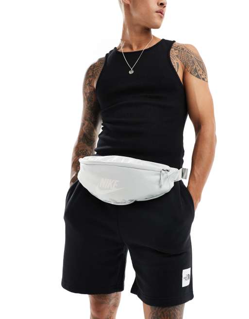 Riñonera gris Heritage de Nike