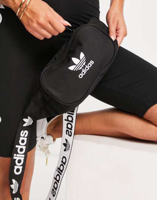 Riñonera negra con banda con logo adicolor de adidas Originals ASOS