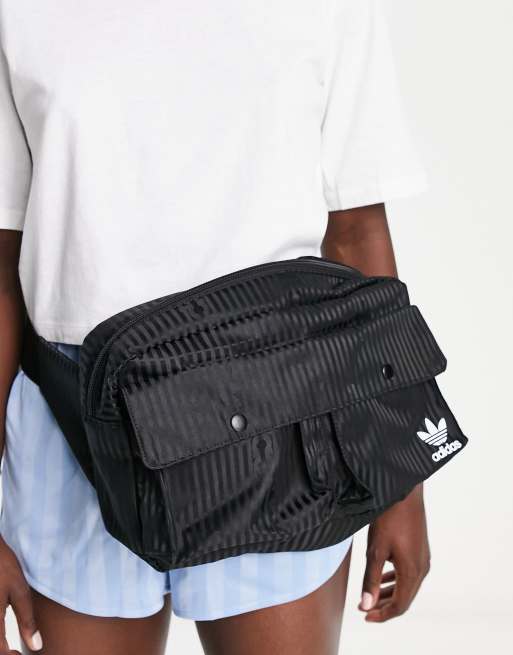 Riñonera negra con diseño de monograma de adidas Originals