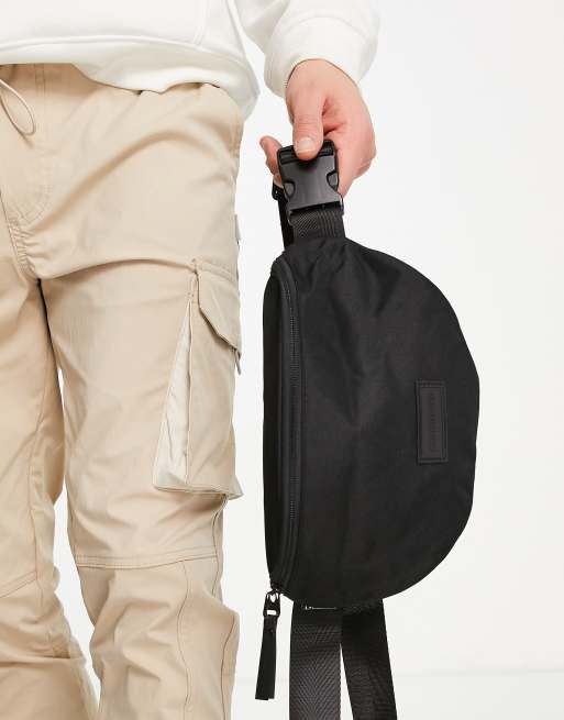 Riñonera negra con logo de |